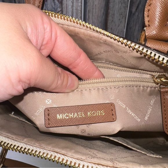 |EUC| MICHAEL KORS Sierra Vanilla Medium Leather Multi-Way Satchel - Picture 10 of 10